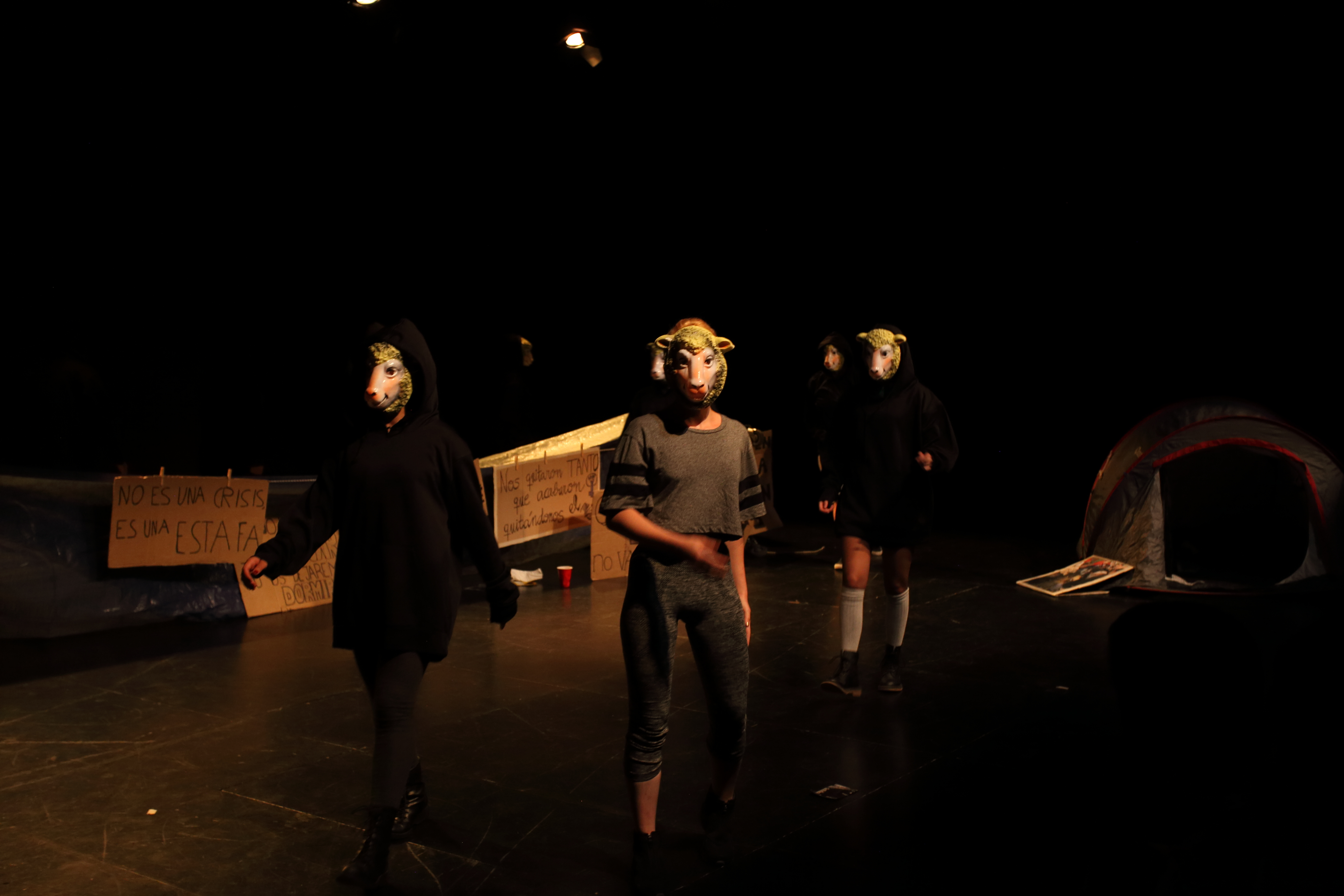 Escena de l'obra "En Defensa. Un concierto de despedida". Aula de Teatre de la Universitat d'Alacant